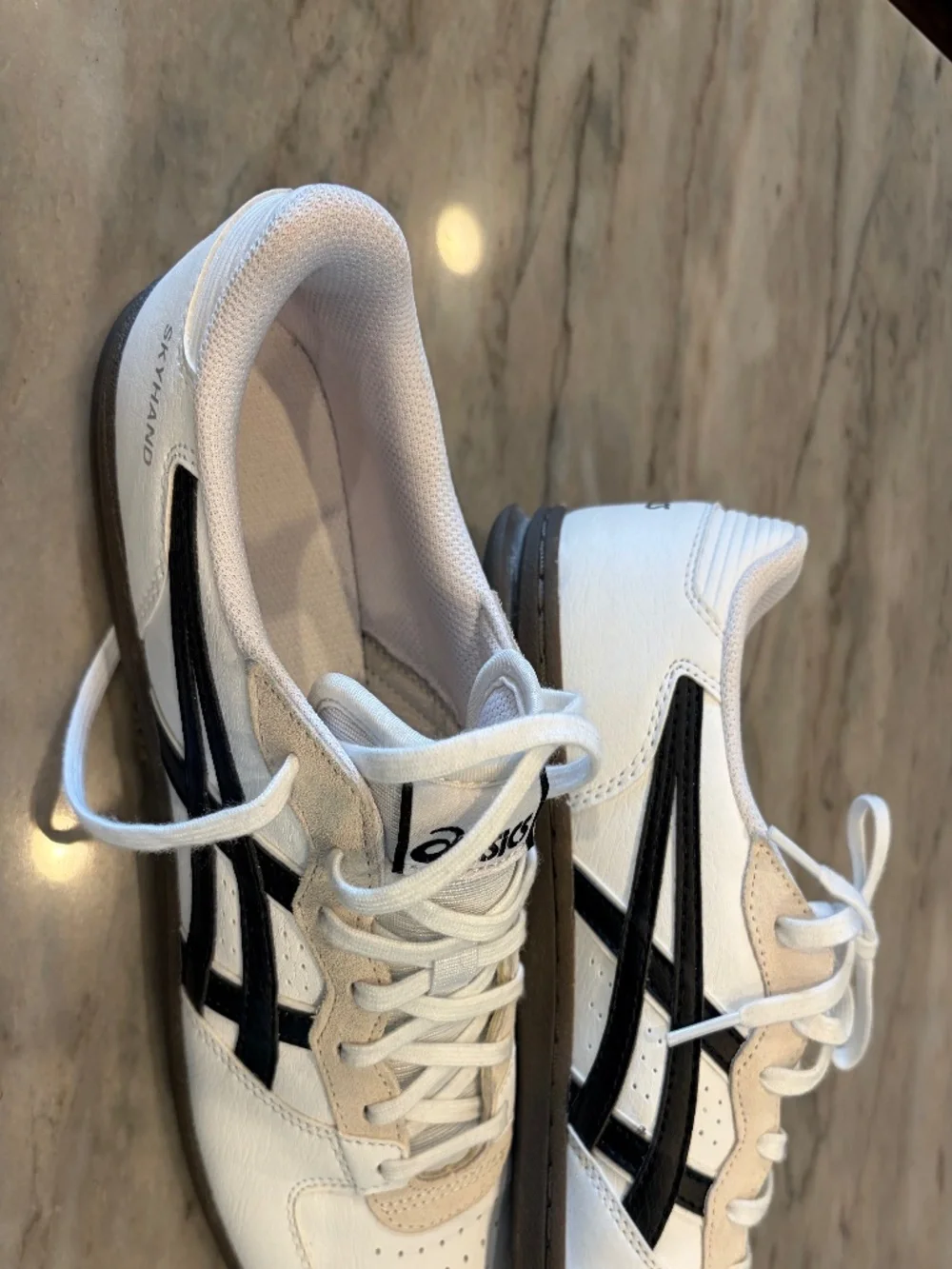ASICS Skyhand sneaker